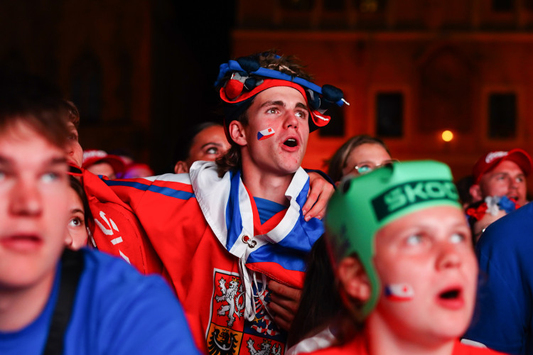 FOTOGALERIE: Euforie i kolapsy. Podívejte, jak se včera fandilo na Staroměstském náměstí