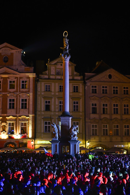 FOTOGALERIE: Euforie i kolapsy. Podívejte, jak se včera fandilo na Staroměstském náměstí