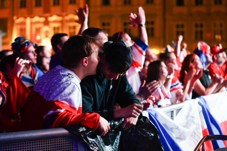 FOTOGALERIE: Euforie i kolapsy. Podívejte, jak se včera fandilo na Staroměstském náměstí
