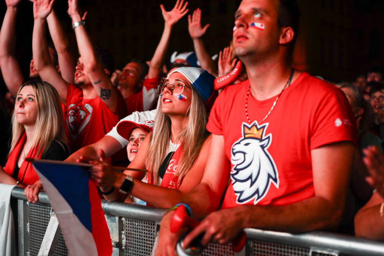 FOTOGALERIE: Euforie i kolapsy. Podívejte, jak se včera fandilo na Staroměstském náměstí