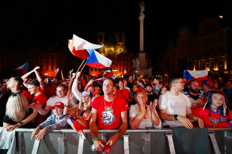 FOTOGALERIE: Euforie i kolapsy. Podívejte, jak se včera fandilo na Staroměstském náměstí