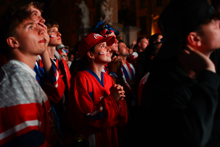 FOTOGALERIE: Euforie i kolapsy. Podívejte, jak se včera fandilo na Staroměstském náměstí