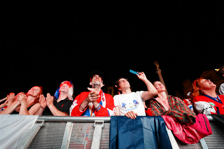 FOTOGALERIE: Euforie i kolapsy. Podívejte, jak se včera fandilo na Staroměstském náměstí