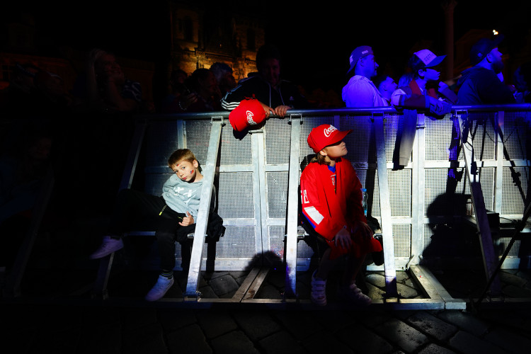 FOTOGALERIE: Euforie i kolapsy. Podívejte, jak se včera fandilo na Staroměstském náměstí