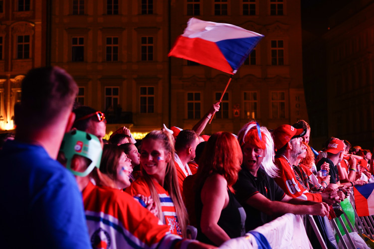 FOTOGALERIE: Euforie i kolapsy. Podívejte, jak se včera fandilo na Staroměstském náměstí