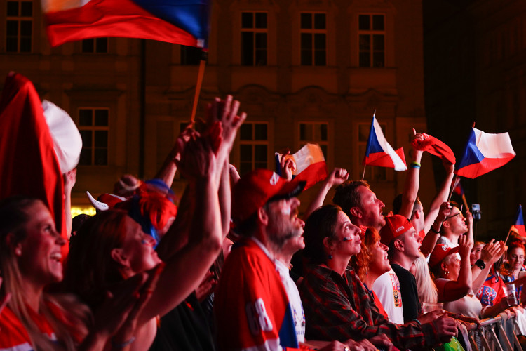 FOTOGALERIE: Euforie i kolapsy. Podívejte, jak se včera fandilo na Staroměstském náměstí