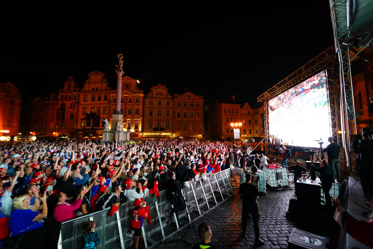 FOTOGALERIE: Euforie i kolapsy. Podívejte, jak se včera fandilo na Staroměstském náměstí