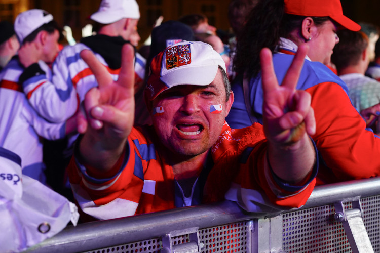 FOTOGALERIE: Euforie i kolapsy. Podívejte, jak se včera fandilo na Staroměstském náměstí