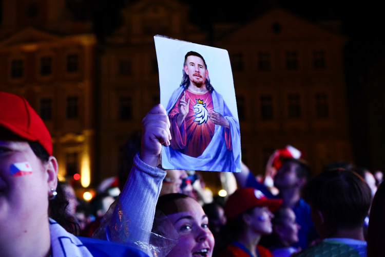 FOTOGALERIE: Euforie i kolapsy. Podívejte, jak se včera fandilo na Staroměstském náměstí