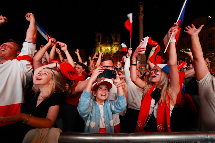 FOTOGALERIE: Euforie i kolapsy. Podívejte, jak se včera fandilo na Staroměstském náměstí