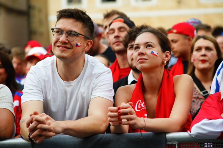FOTOGALERIE: Euforie i kolapsy. Podívejte, jak se včera fandilo na Staroměstském náměstí