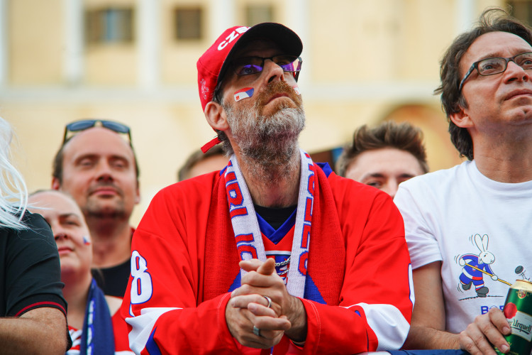 FOTOGALERIE: Euforie i kolapsy. Podívejte, jak se včera fandilo na Staroměstském náměstí