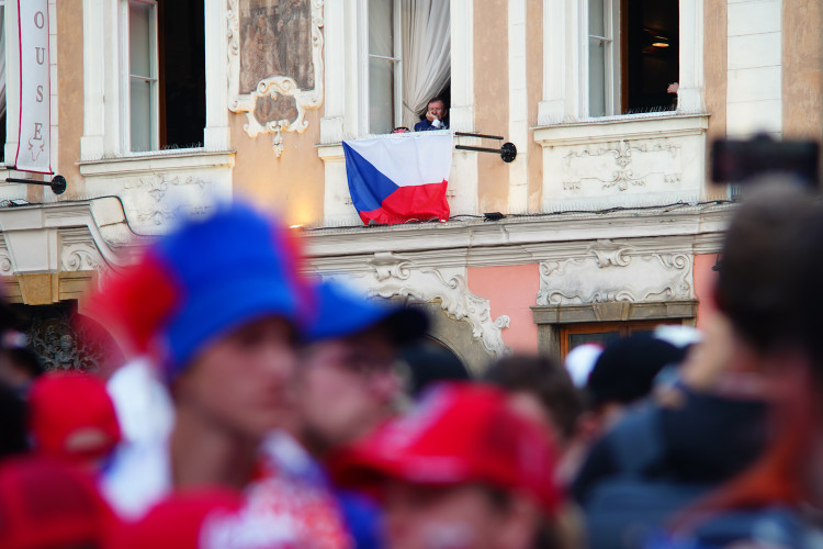 FOTOGALERIE: Euforie i kolapsy. Podívejte, jak se včera fandilo na Staroměstském náměstí