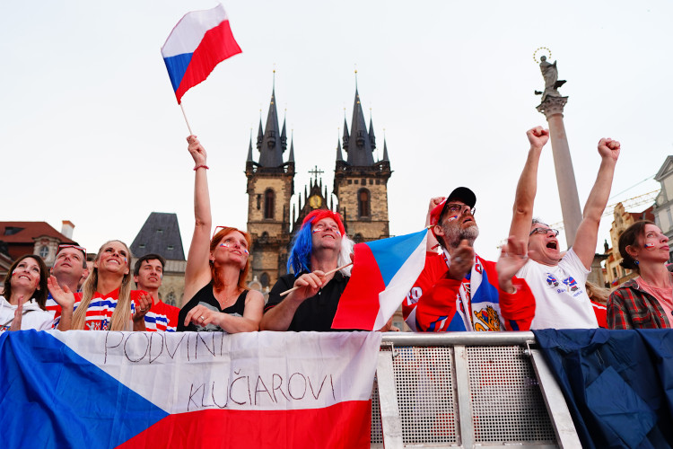 FOTOGALERIE: Euforie i kolapsy. Podívejte, jak se včera fandilo na Staroměstském náměstí