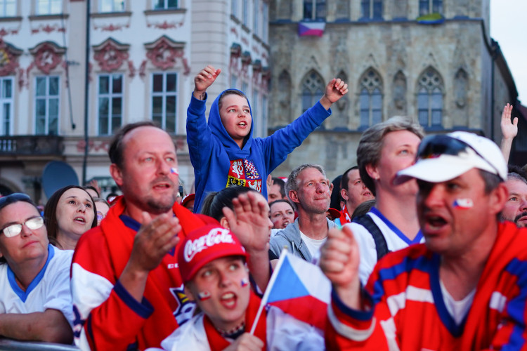 FOTOGALERIE: Euforie i kolapsy. Podívejte, jak se včera fandilo na Staroměstském náměstí