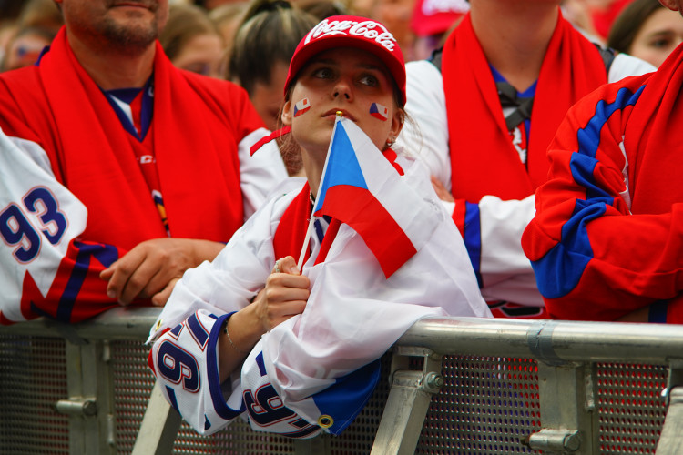 FOTOGALERIE: Euforie i kolapsy. Podívejte, jak se včera fandilo na Staroměstském náměstí