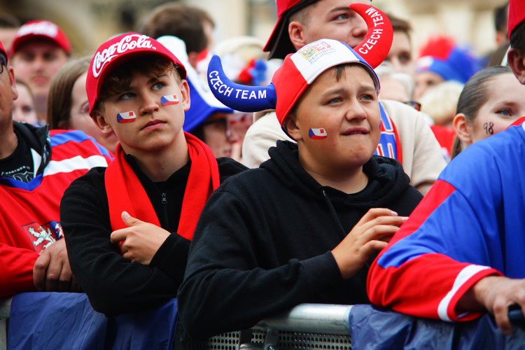 FOTOGALERIE: Euforie i kolapsy. Podívejte, jak se včera fandilo na Staroměstském náměstí
