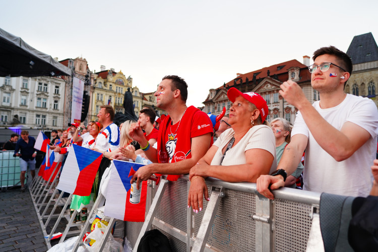 FOTOGALERIE: Euforie i kolapsy. Podívejte, jak se včera fandilo na Staroměstském náměstí