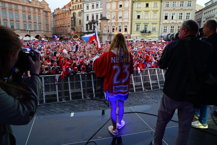 FOTOGALERIE: Euforie i kolapsy. Podívejte, jak se včera fandilo na Staroměstském náměstí