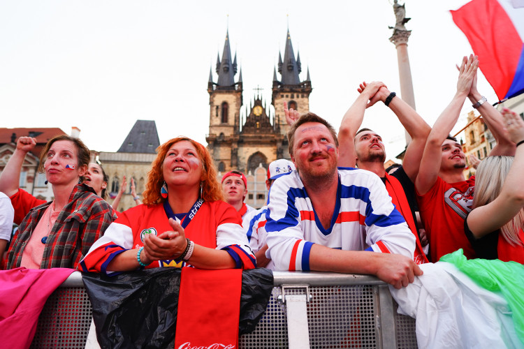 FOTOGALERIE: Euforie i kolapsy. Podívejte, jak se včera fandilo na Staroměstském náměstí