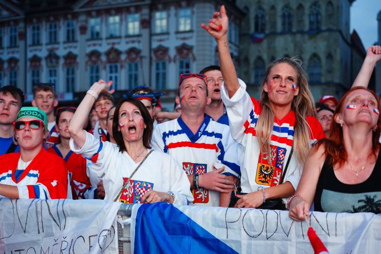 FOTOGALERIE: Euforie i kolapsy. Podívejte, jak se včera fandilo na Staroměstském náměstí