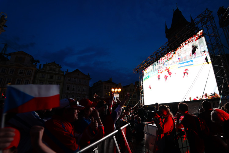 FOTOGALERIE: Euforie i kolapsy. Podívejte, jak se včera fandilo na Staroměstském náměstí