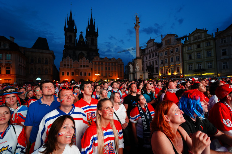 FOTOGALERIE: Euforie i kolapsy. Podívejte, jak se včera fandilo na Staroměstském náměstí