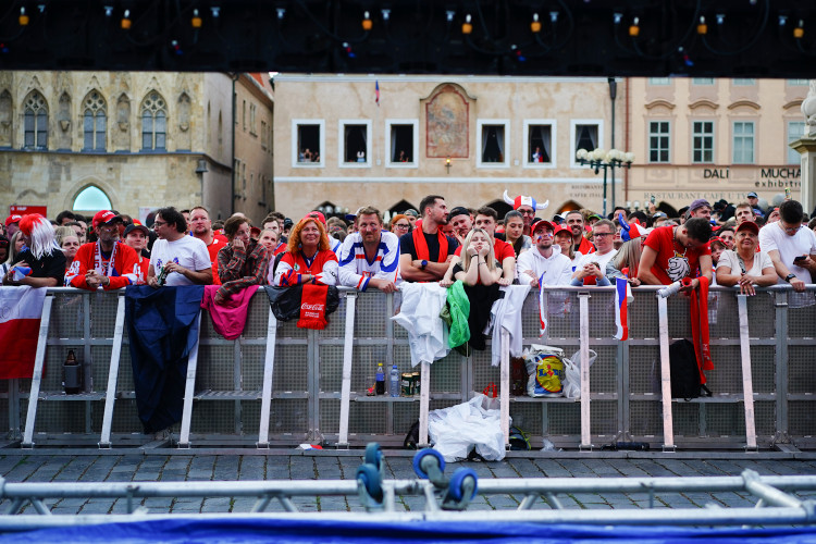 FOTOGALERIE: Euforie i kolapsy. Podívejte, jak se včera fandilo na Staroměstském náměstí