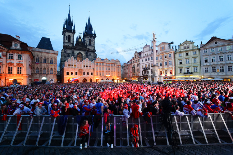 FOTOGALERIE: Euforie i kolapsy. Podívejte, jak se včera fandilo na Staroměstském náměstí