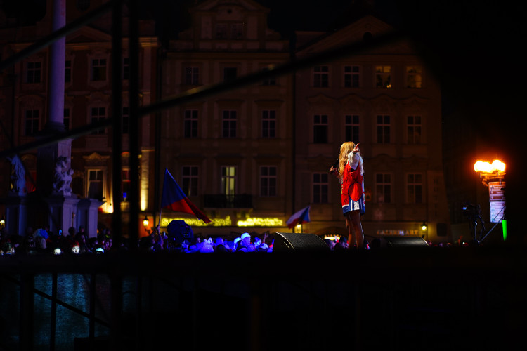 FOTOGALERIE: Euforie i kolapsy. Podívejte, jak se včera fandilo na Staroměstském náměstí