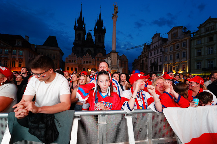 FOTOGALERIE: Euforie i kolapsy. Podívejte, jak se včera fandilo na Staroměstském náměstí