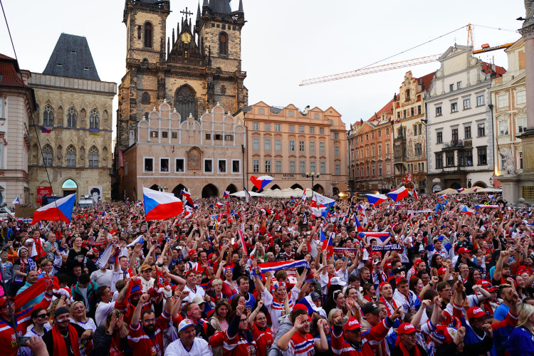 FOTOGALERIE: Euforie i kolapsy. Podívejte, jak se včera fandilo na Staroměstském náměstí