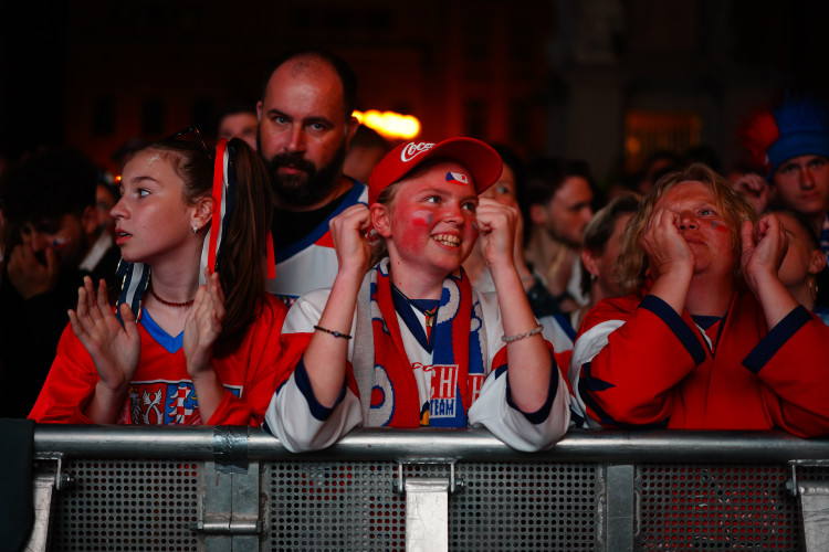FOTOGALERIE: Euforie i kolapsy. Podívejte, jak se včera fandilo na Staroměstském náměstí