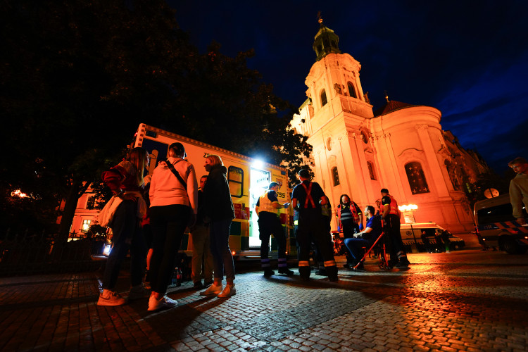 FOTOGALERIE: Euforie i kolapsy. Podívejte, jak se včera fandilo na Staroměstském náměstí
