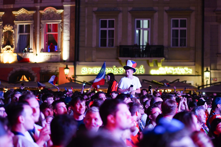 FOTOGALERIE: Euforie i kolapsy. Podívejte, jak se včera fandilo na Staroměstském náměstí