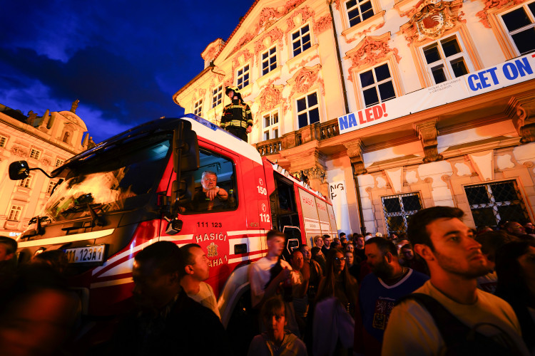 FOTOGALERIE: Euforie i kolapsy. Podívejte, jak se včera fandilo na Staroměstském náměstí