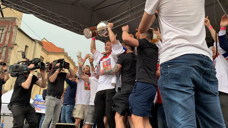 VIDEO: Kdo neskáče není Čech! Tisíce fanoušků slaví s českými hokejisty zlatou medaili