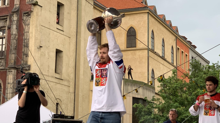 VIDEO: Kdo neskáče není Čech! Tisíce fanoušků slaví s českými hokejisty zlatou medaili