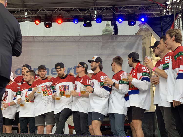 VIDEO: Kdo neskáče není Čech! Tisíce fanoušků slaví s českými hokejisty zlatou medaili