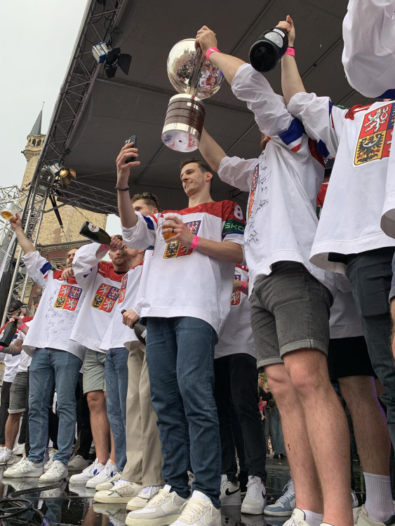 VIDEO: Kdo neskáče není Čech! Tisíce fanoušků slaví s českými hokejisty zlatou medaili