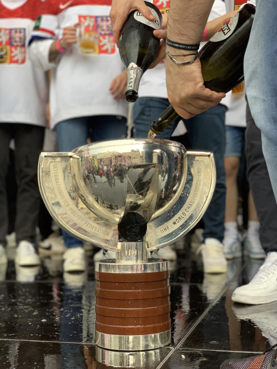 VIDEO: Kdo neskáče není Čech! Tisíce fanoušků slaví s českými hokejisty zlatou medaili