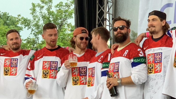 VIDEO: Kdo neskáče není Čech! Tisíce fanoušků slaví s českými hokejisty zlatou medaili