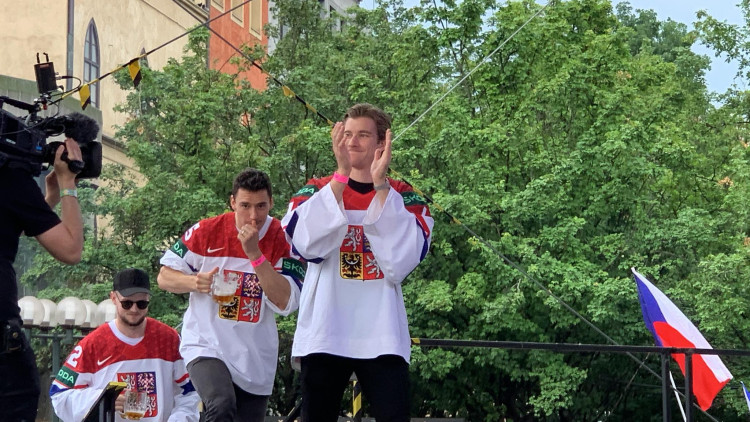 VIDEO: Kdo neskáče není Čech! Tisíce fanoušků slaví s českými hokejisty zlatou medaili