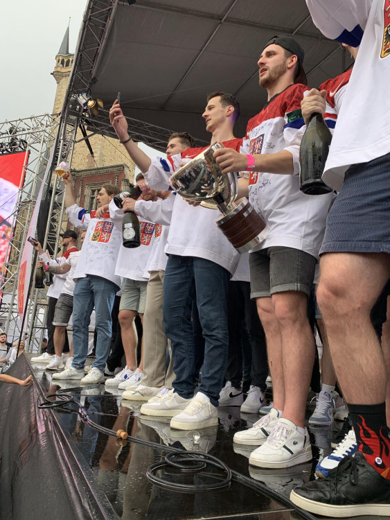 VIDEO: Kdo neskáče není Čech! Tisíce fanoušků slaví s českými hokejisty zlatou medaili