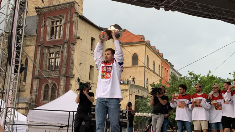 VIDEO: Kdo neskáče není Čech! Tisíce fanoušků slaví s českými hokejisty zlatou medaili