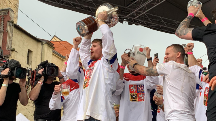 VIDEO: Kdo neskáče není Čech! Tisíce fanoušků slaví s českými hokejisty zlatou medaili