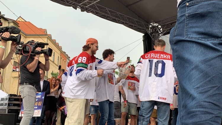 VIDEO: Kdo neskáče není Čech! Tisíce fanoušků slaví s českými hokejisty zlatou medaili