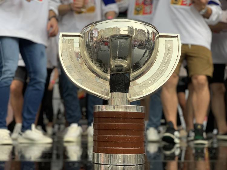 VIDEO: Kdo neskáče není Čech! Tisíce fanoušků slaví s českými hokejisty zlatou medaili