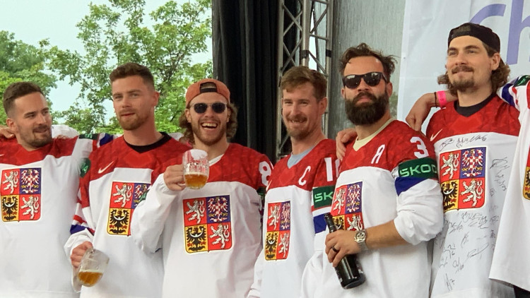 VIDEO: Kdo neskáče není Čech! Tisíce fanoušků slaví s českými hokejisty zlatou medaili