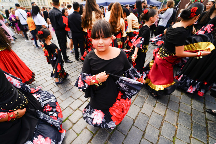 FOTOGALERIE: Prahou prošli v rámci festivalu Khamoro romští hudebníci a tanečnice